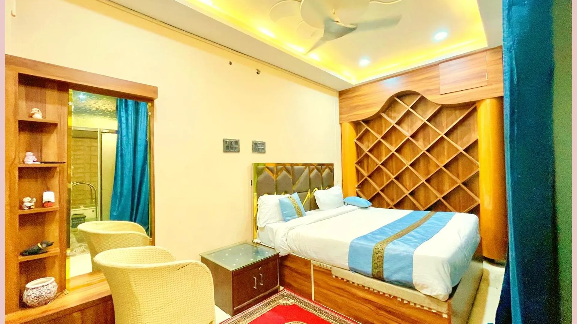 Hotel Shivi Palace Near Shree Kashi Vishwanath Temple - Fully Air Conditioning Rooms - Free Wifi Parking Conditioning Rooms Facilities - Best Hotel バラナシ
