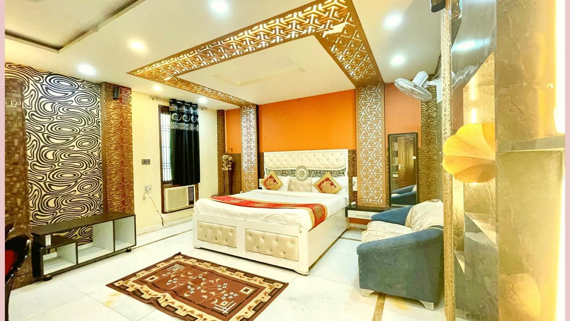 Hotel Shivi Palace Near Shree Kashi Vishwanath Temple - Fully Air Conditioning Rooms - Free Wifi Parking Conditioning Rooms Facilities - Best Hotel バラナシ