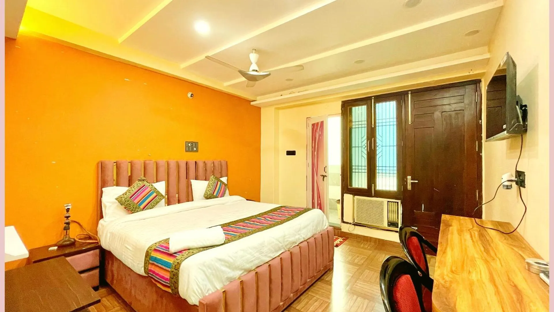 Hotel Shivi Palace Near Shree Kashi Vishwanath Temple - Fully Air Conditioning Rooms - Free Wifi Parking Conditioning Rooms Facilities - Best Hotel バラナシ 3*,  インド