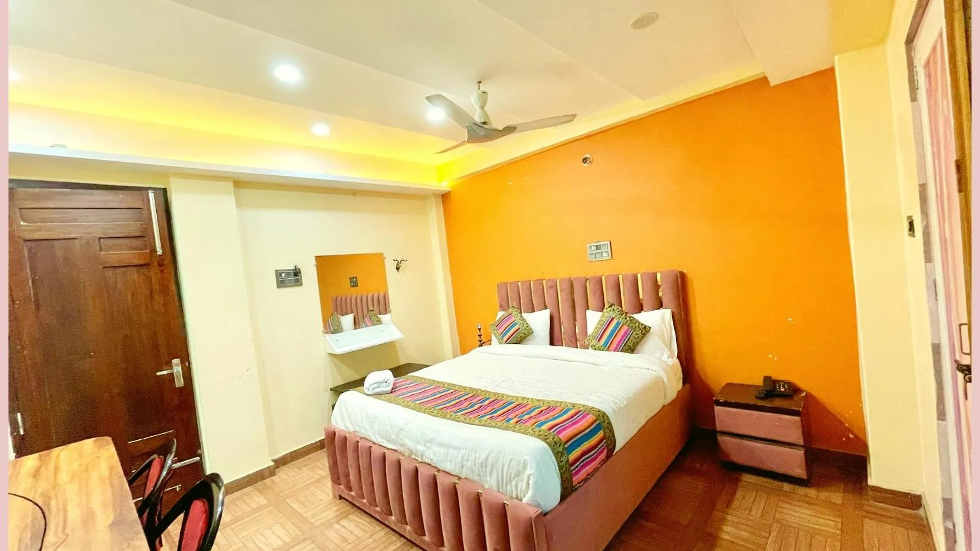 Hotel Shivi Palace Near Shree Kashi Vishwanath Temple - Fully Air Conditioning Rooms - Free Wifi Parking Conditioning Rooms Facilities - Best Hotel バラナシ