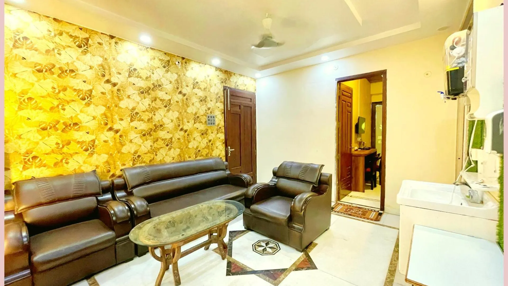 Hotel Shivi Palace Near Shree Kashi Vishwanath Temple - Fully Air Conditioning Rooms - Free Wifi Parking Conditioning Rooms Facilities - Best Hotel バラナシ