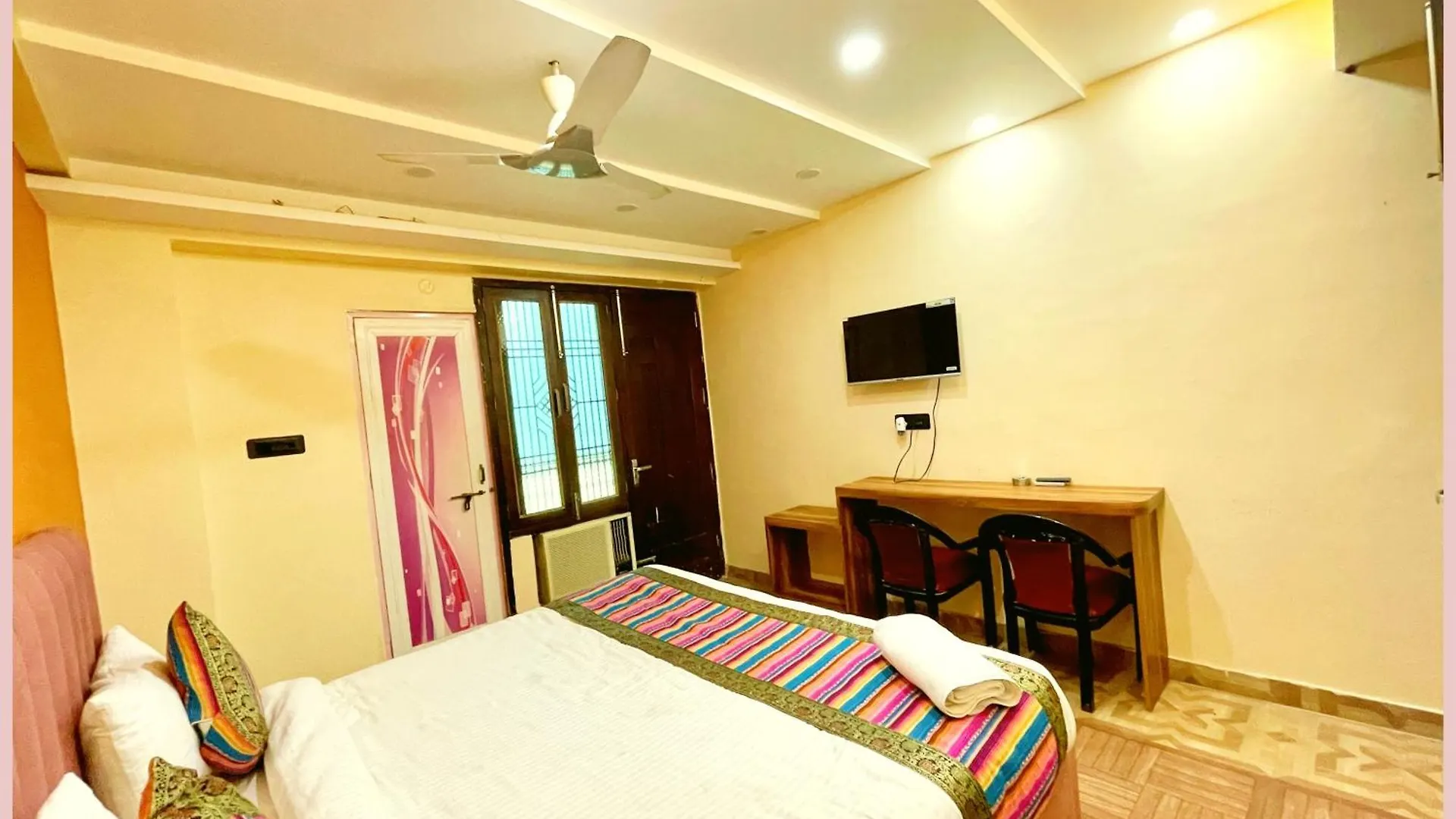 Hotel Shivi Palace Near Shree Kashi Vishwanath Temple - Fully Air Conditioning Rooms - Free Wifi Parking Conditioning Rooms Facilities - Best Hotel バラナシ