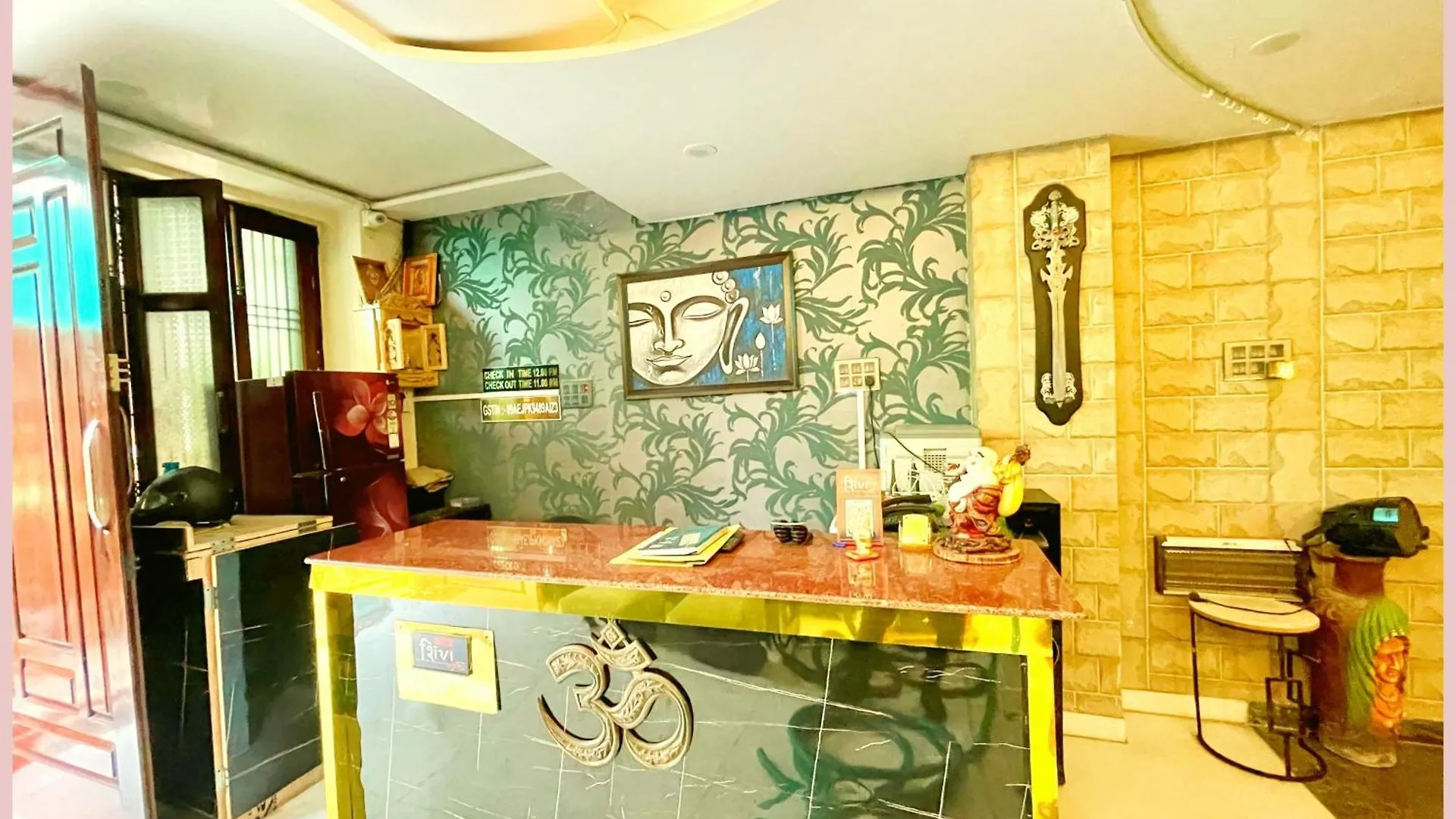 Hotel Shivi Palace Near Shree Kashi Vishwanath Temple - Fully Air Conditioning Rooms - Free Wifi Parking Conditioning Rooms Facilities - Best Hotel バラナシ