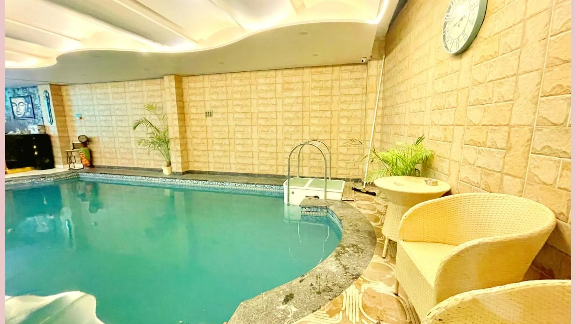 Hotel Shivi Palace Near Shree Kashi Vishwanath Temple - Fully Air Conditioning Rooms - Free Wifi Parking Conditioning Rooms Facilities - Best Hotel バラナシ 3*,  インド