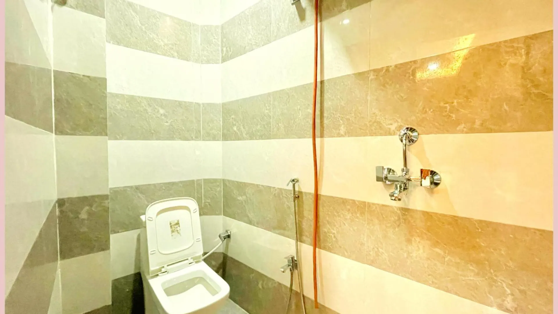Hotel Shivi Palace Near Shree Kashi Vishwanath Temple - Fully Air Conditioning Rooms - Free Wifi Parking Conditioning Rooms Facilities - Best Hotel バラナシ