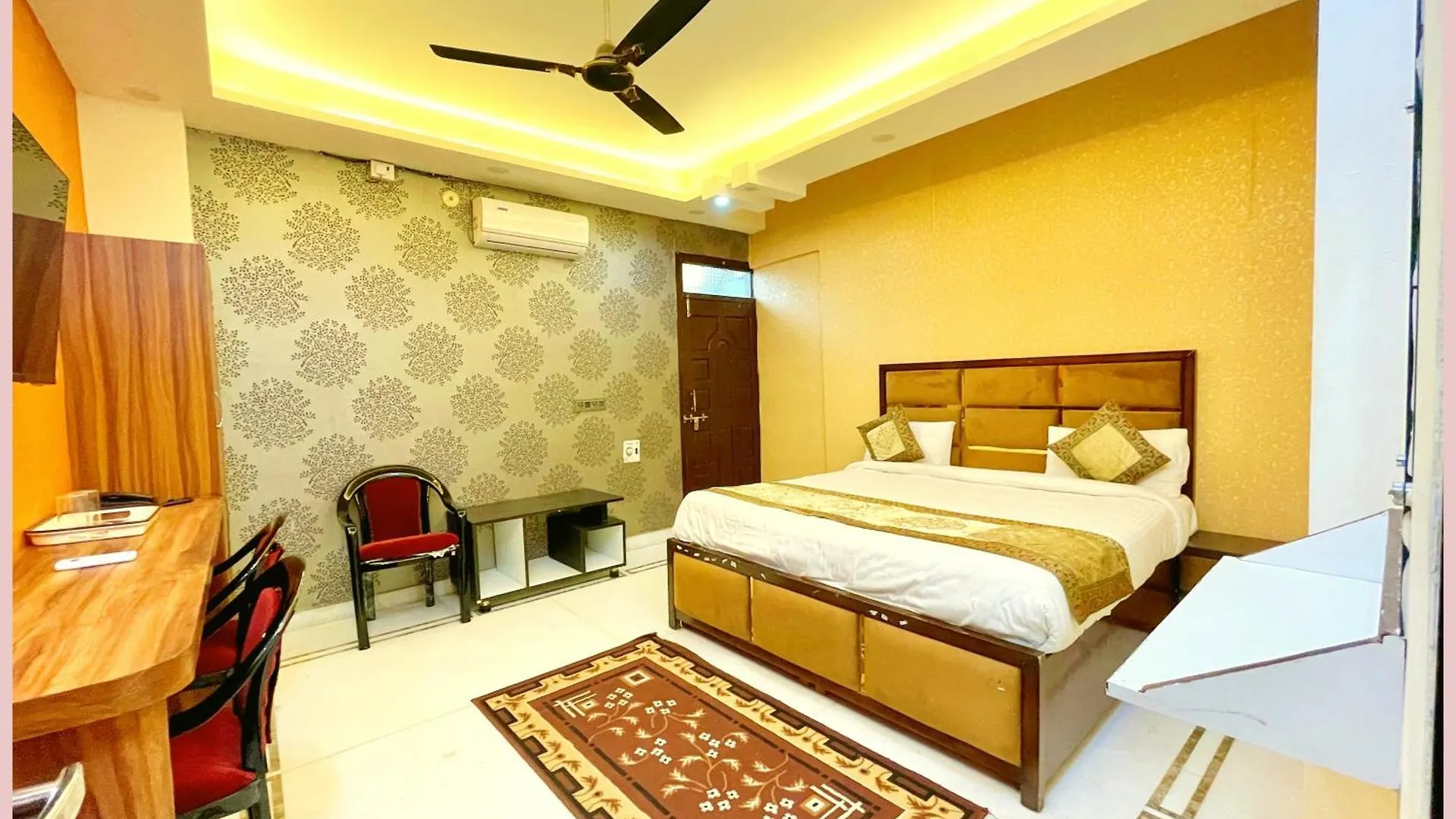 ***  Hotel Shivi Palace Near Shree Kashi Vishwanath Temple - Fully Air Conditioning Rooms - Free Wifi Parking Conditioning Rooms Facilities - Best Hotel バラナシ インド